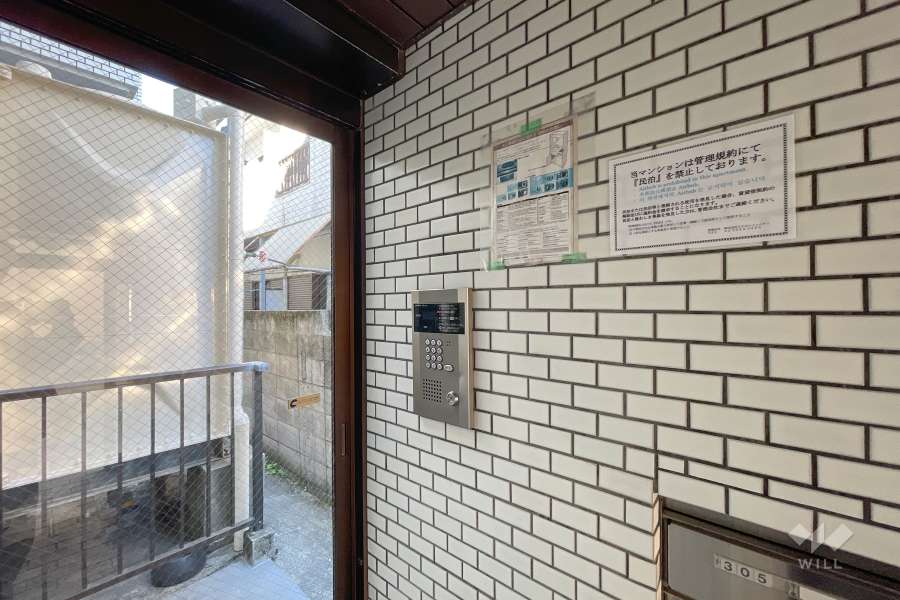 エントランスはオートロック付きです。