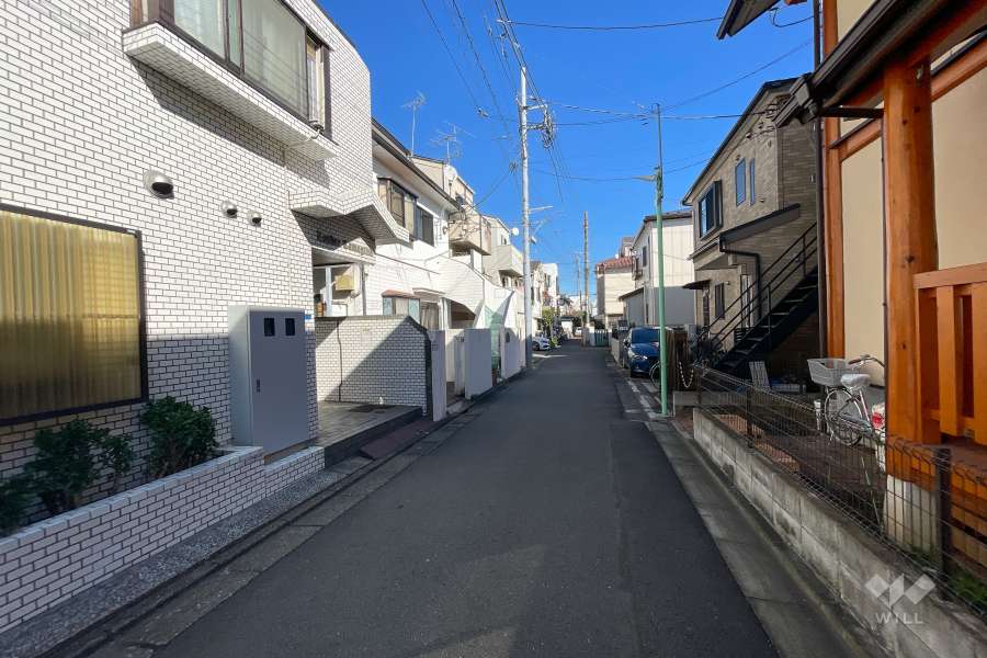 敷地南側の前面道路（西側から）