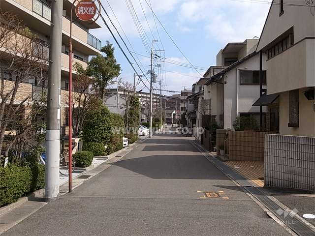 敷地南側の前面道路。周辺はマンションと一戸建てが混在する静かな住宅地です。
