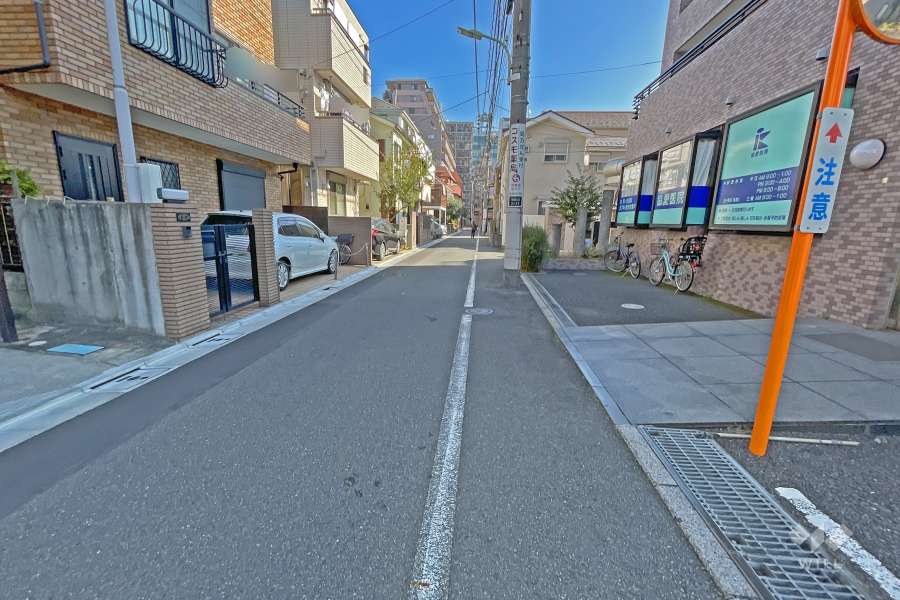 敷地北側の前面道路（西側から）