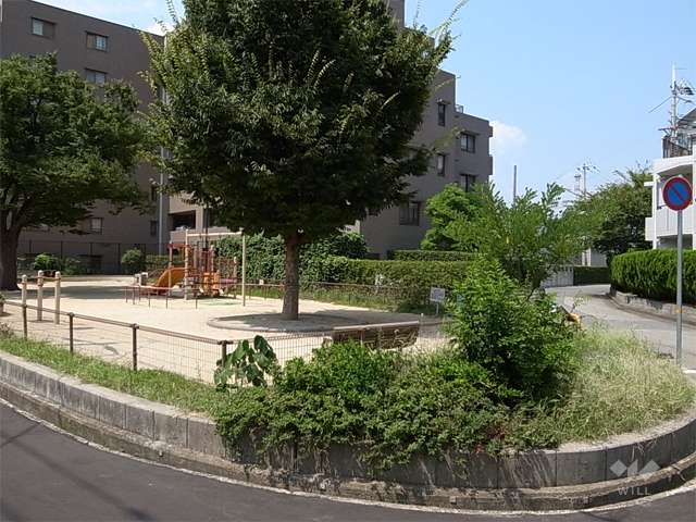 敷地の西側には公園があります。