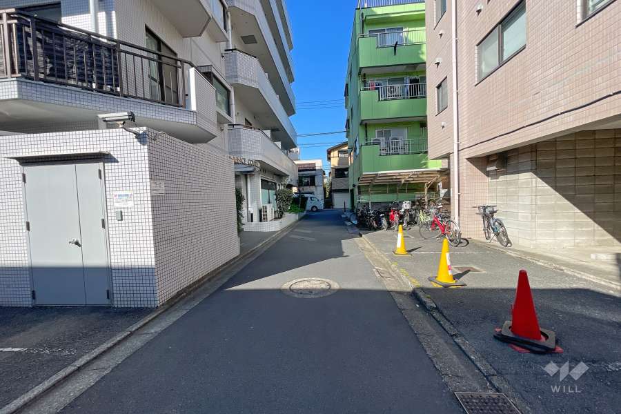 敷地東側の前面道路（南側から）