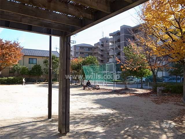 敷地の北西側には道を挟んで公園があります。