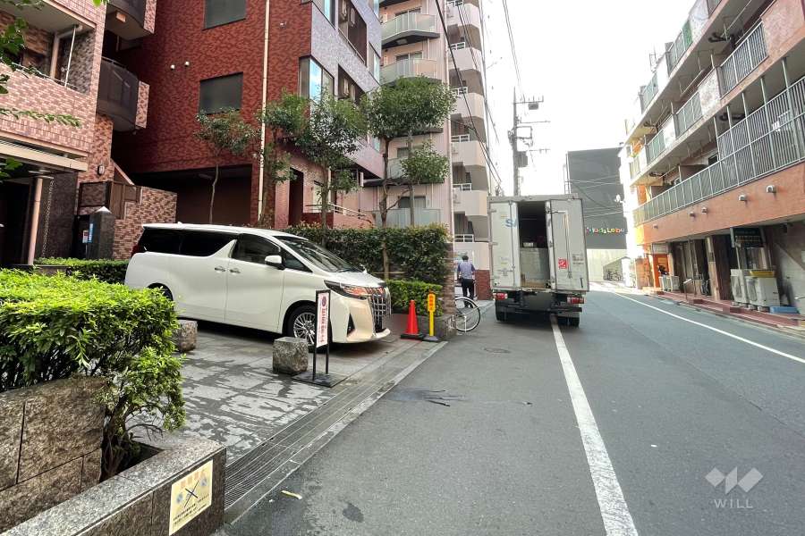 敷地の北側前面道路（東側から）