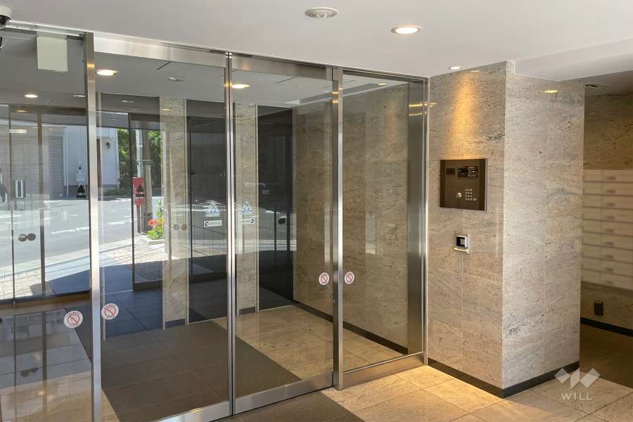 エントランスはオートロック付きです。