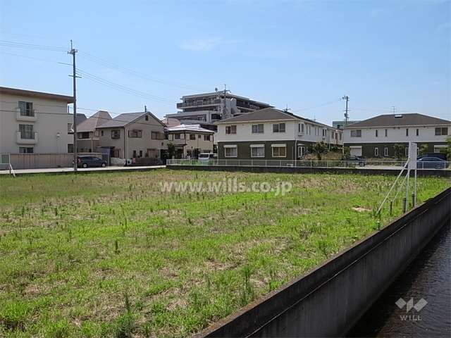 周辺はマンション、アパート、一戸建てなどが混在する区画の整った住宅地です。