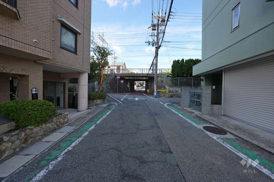 敷地東側の前面道路（南側から）