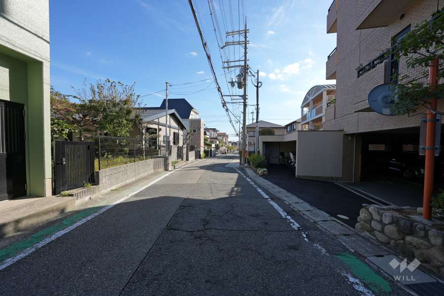 敷地東側の前面道路（北側から）