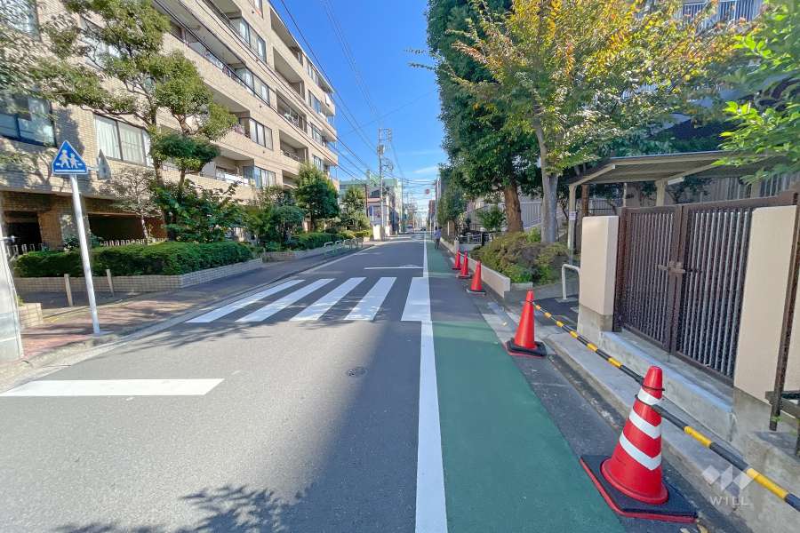 敷地北東側の前面道路（北西側から）