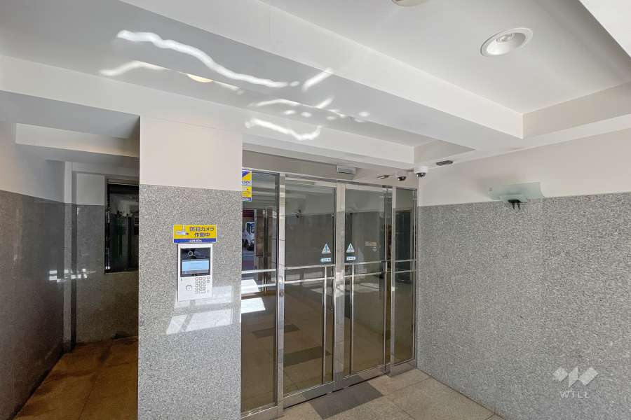 エントランスはオートロック付きです。　