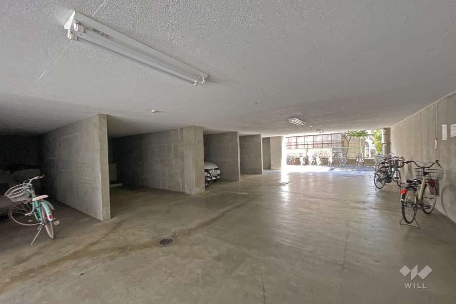 敷地内駐車場（屋内平面式）と駐輪場
