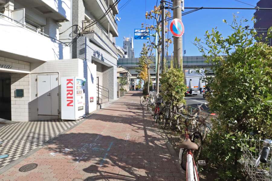 敷地南側の前面道路は環八通りです（西側から）。