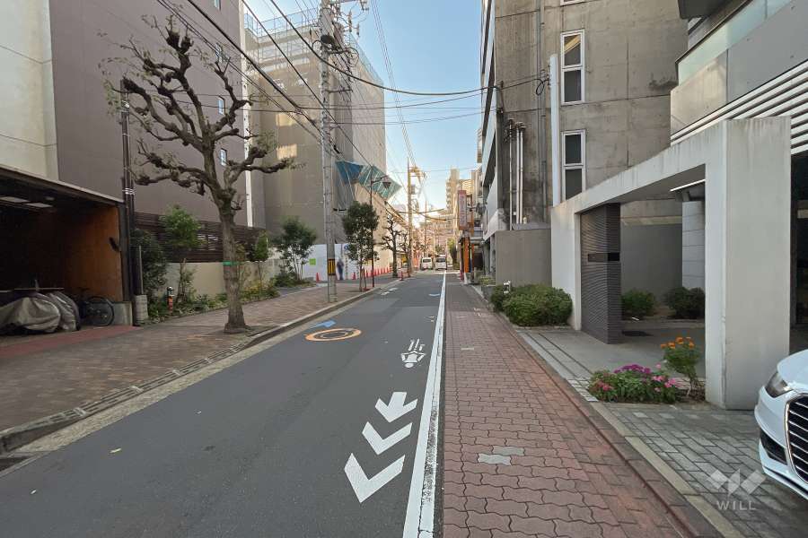 敷地南側の前面道路（東側から）