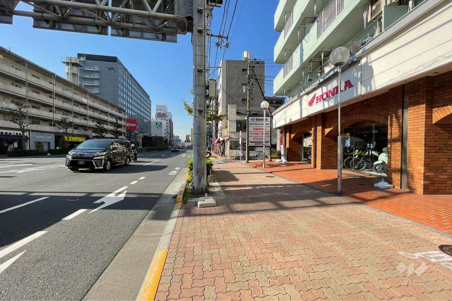 敷地の南側前面道路（東側から）