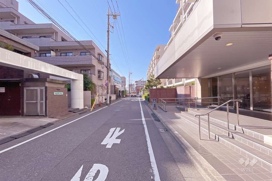 敷地南側の前面道路（東側から）