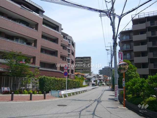 周辺の街並み。マンションが多く立ち並んでいます。
