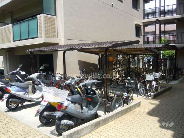 バイク置場と自転車置場