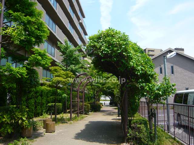 四季の移り変わりを樹木で演出する『一ヶ谷四季の小径公園』に隣接しています。