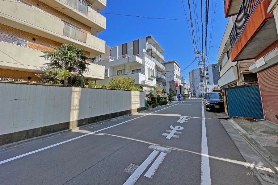 敷地の南側前面道路（西側から）