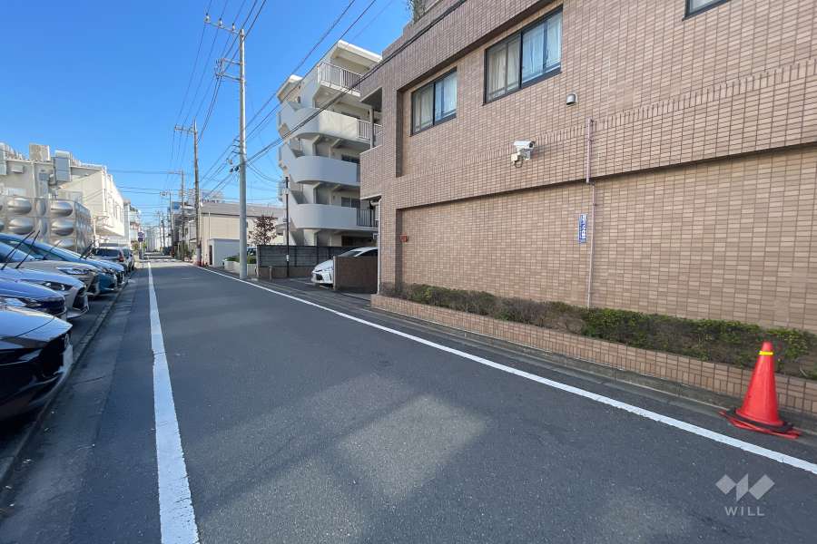 敷地北側の前面道路（西側から）