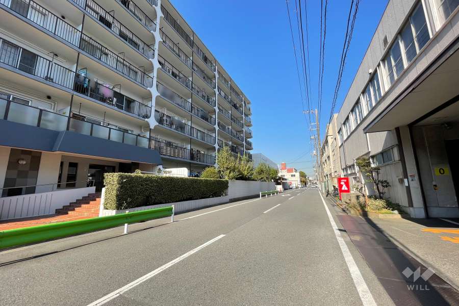 敷地東側前面道路（南側から）