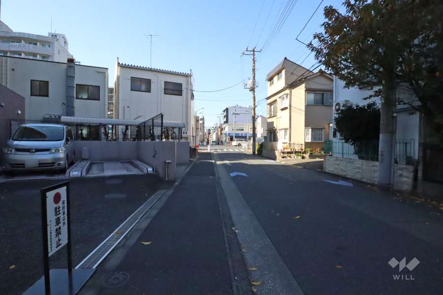敷地北側の前面道路（東側から）