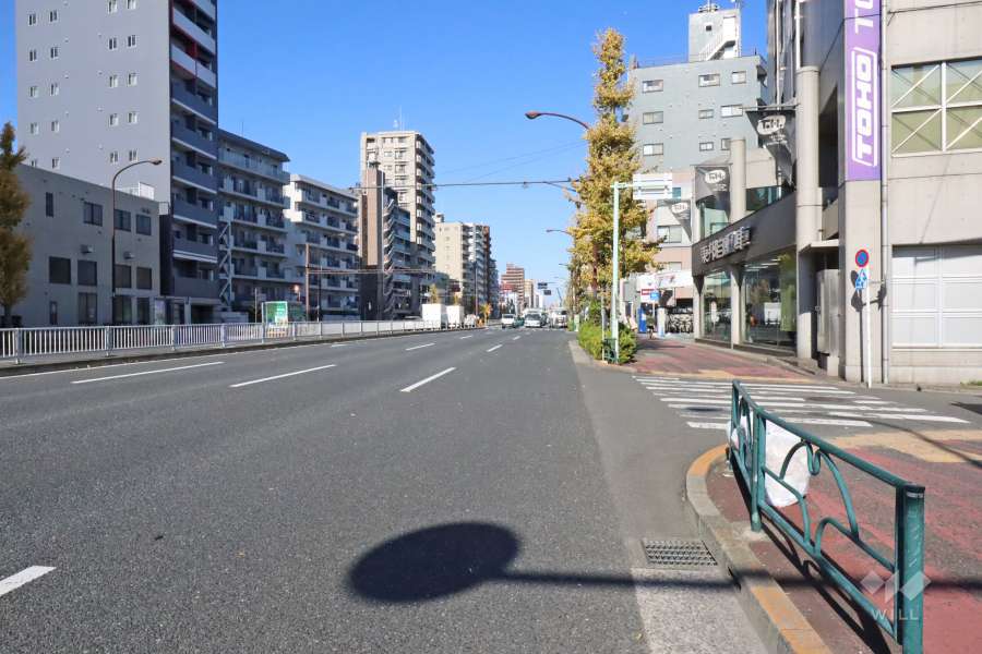 敷地西側の前面道路（南側から）