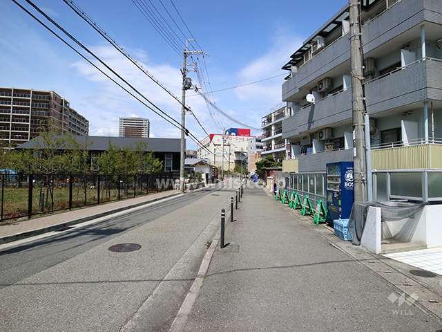 敷地西側の前面道路。