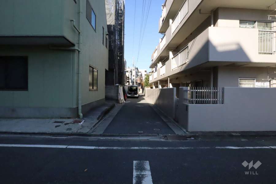 敷地西側の前面道路(南側から)