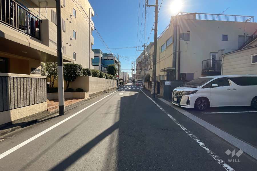 敷地西側の前面道路