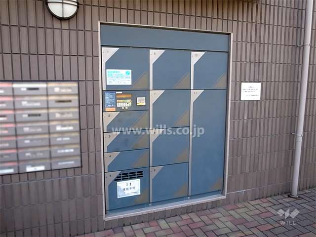 エントランスにある宅配ボックスと共用ポスト