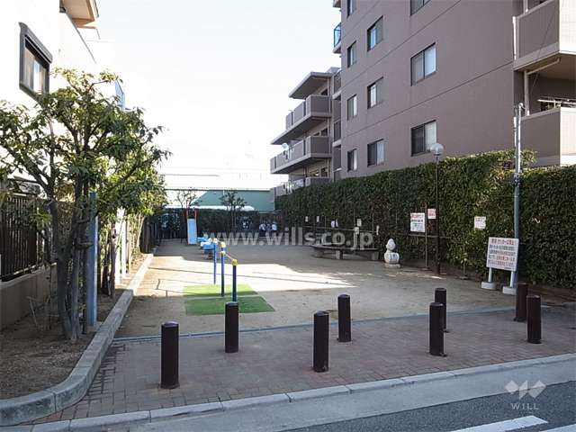 敷地西側に隣接する小さな公園