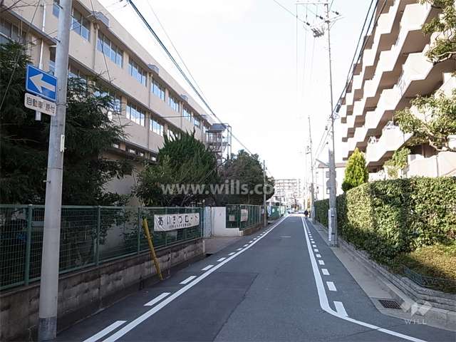 敷地の南側には道を挟んで浜脇中学校があります。