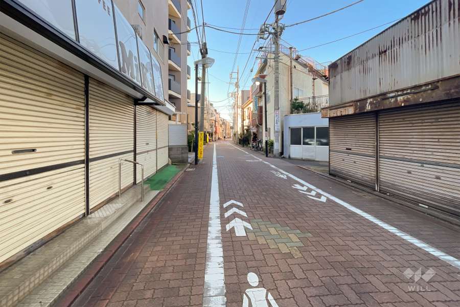 敷地西側の前面道路