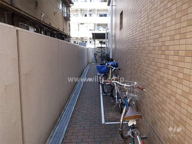 駐輪場へのアプローチ