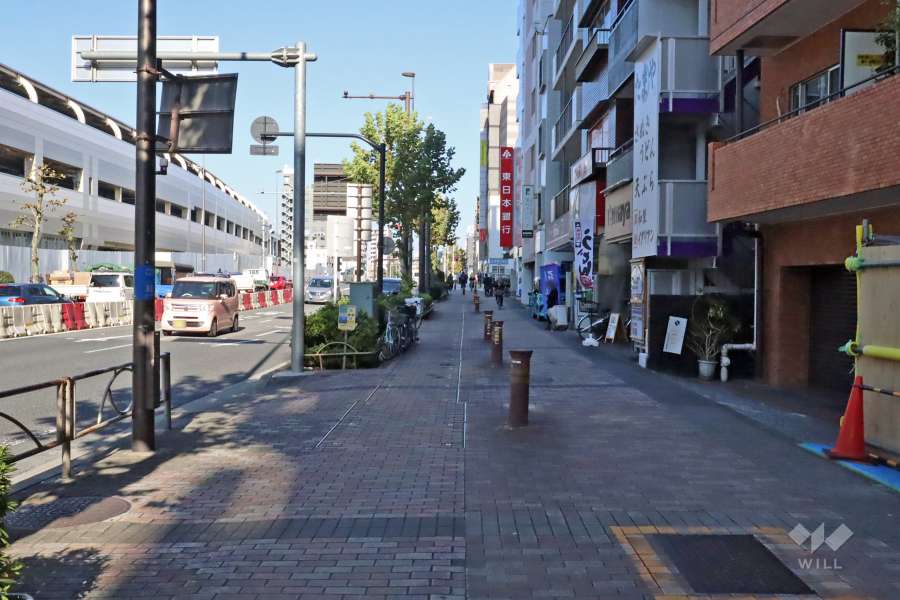 敷地西側の前面道路