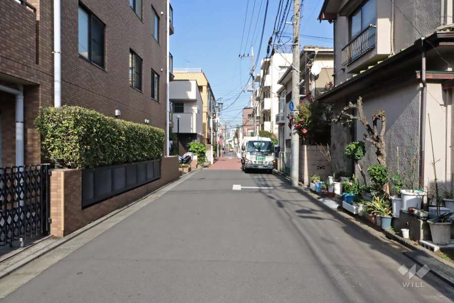 敷地東側の前面道路（南側から）