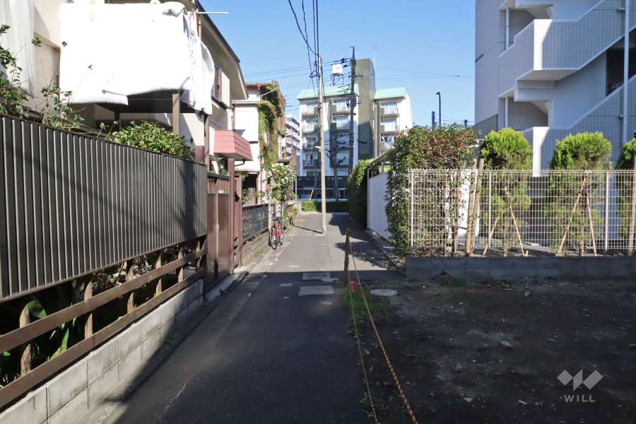 敷地西側の前面道路(南側から)