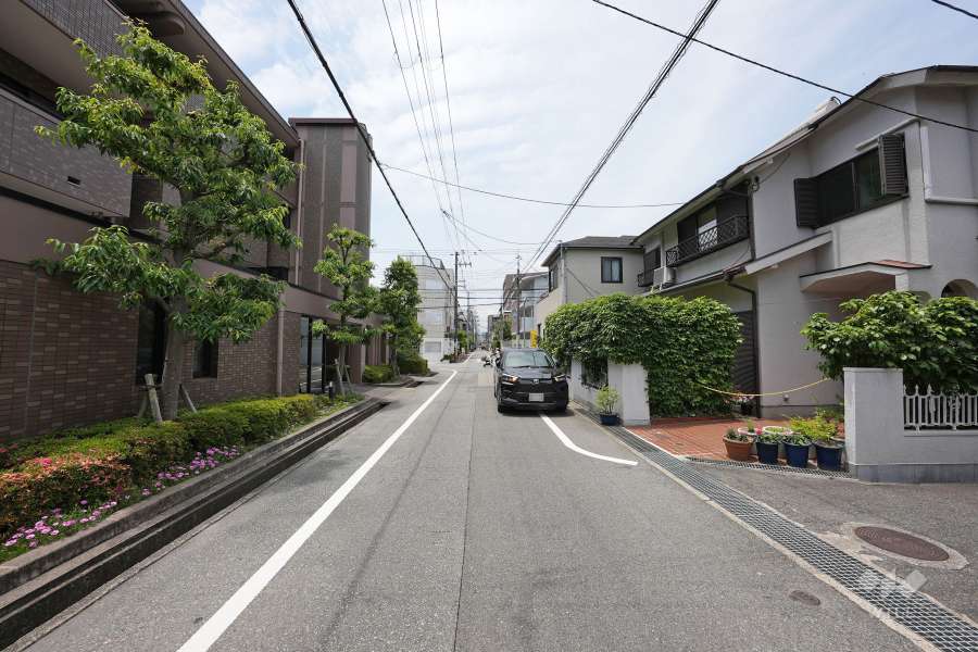 敷地北側の前面道路（東側から）