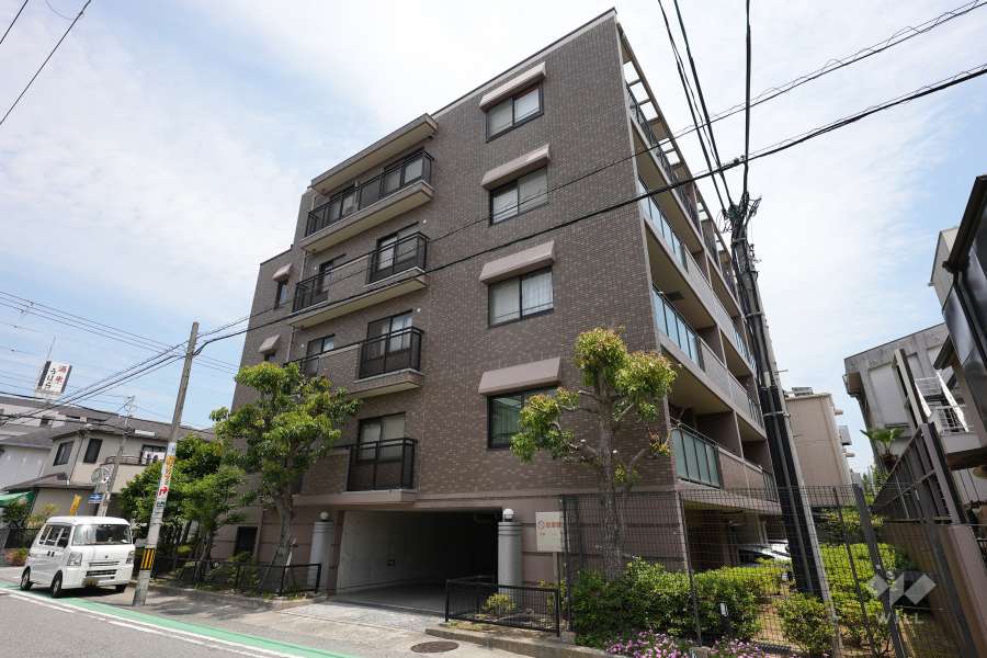 ファミーユ甲子園口の外観（南西側から）