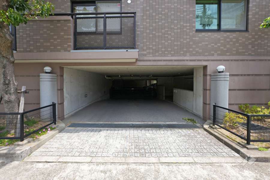 敷地内駐車場・バイク置場へのアプローチ
