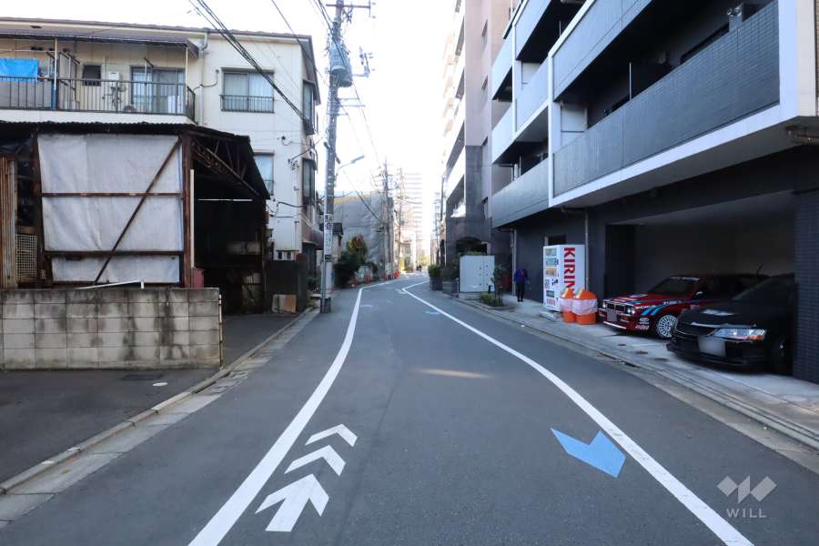 敷地北東側の前面道路(北西側から)