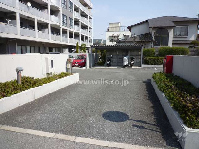 駐車場出入り口（ロボットゲート付き）