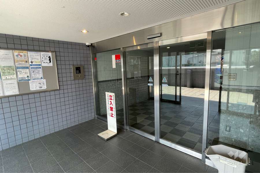 エントランスはオートロック付きです。
