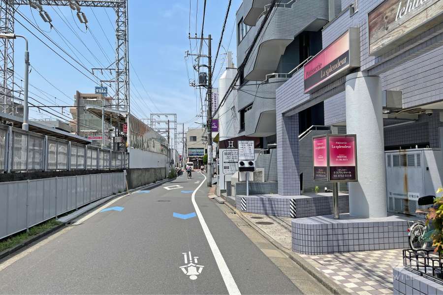 敷地西側の前面道路（南側から）