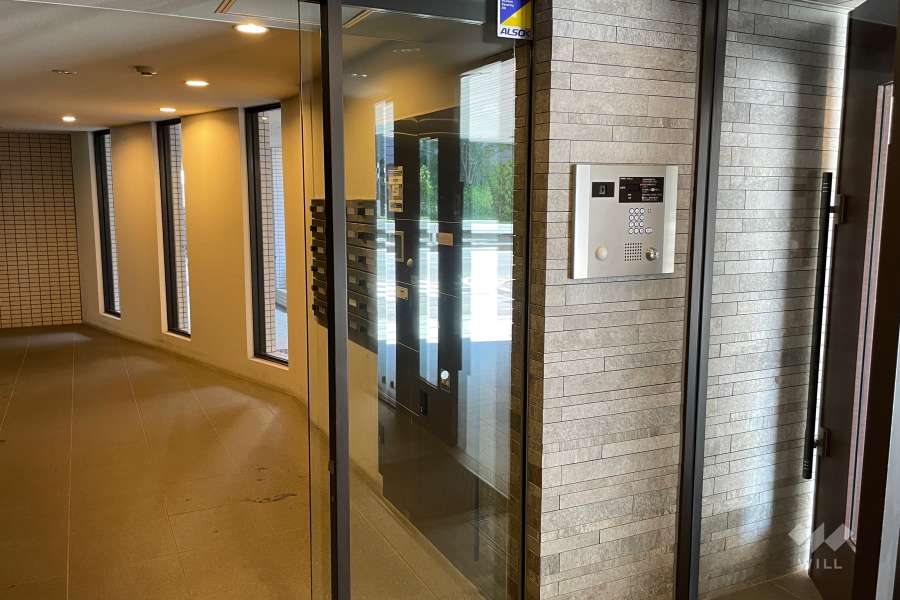 エントランスはオートロック付きです。