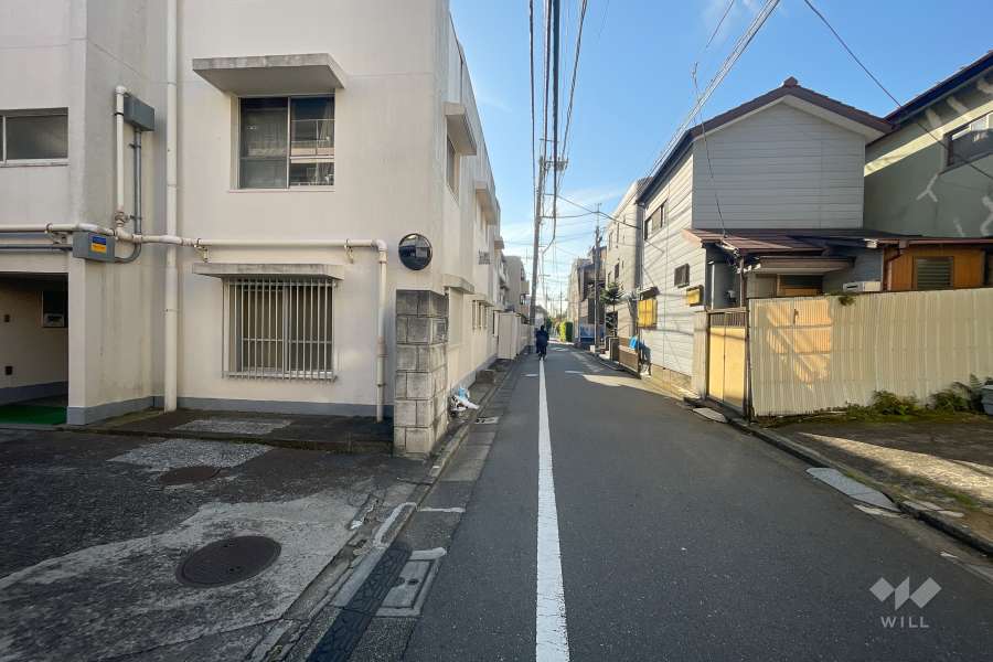 敷地西側の前面道路