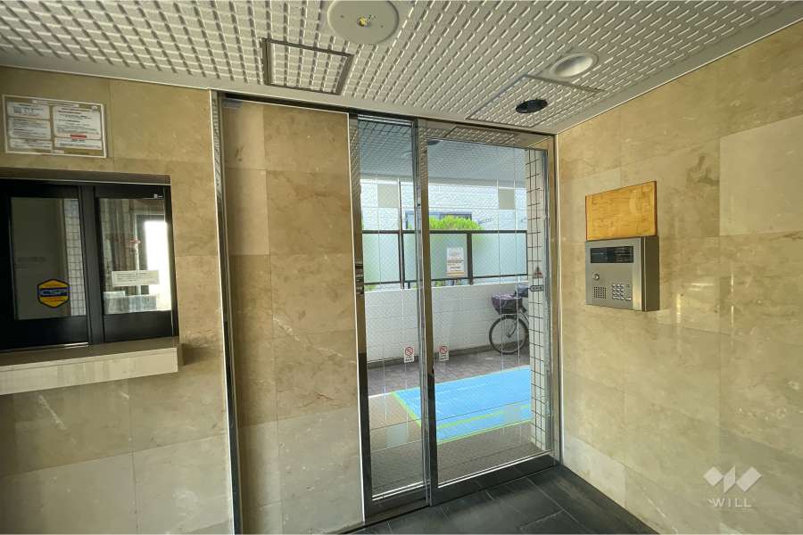 エントランスはオートロック付きです。