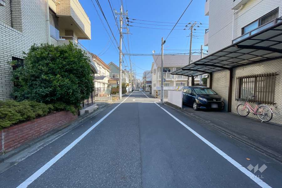 敷地北西側の前面道路（南西側から）