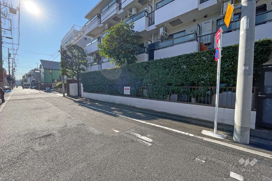 敷地北東側の前面道路（北西側から）